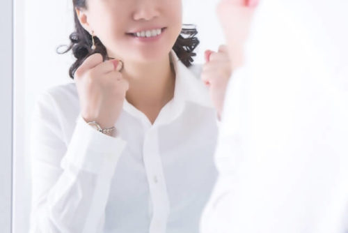 鏡の前で元気が出ている女性